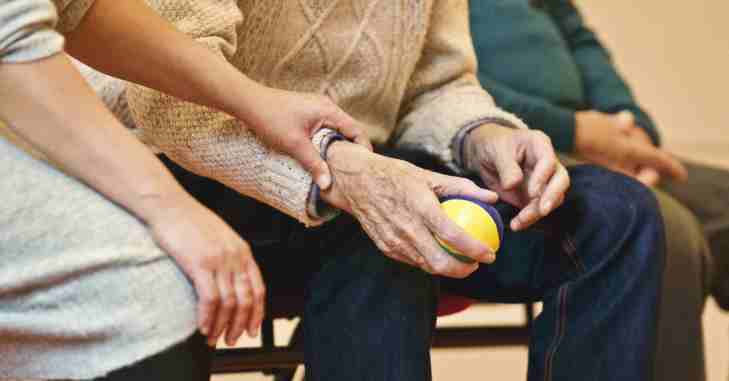 kako pomoći i poboljšati život starijih osoba ?