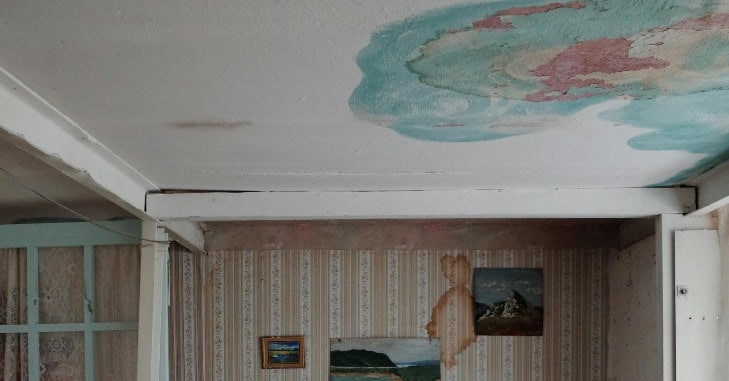 Tragovi vlage na stropu u sobi
