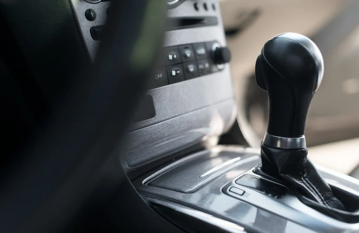 Pogled izbliza na mjenjač i kontrolnu ploču automobila